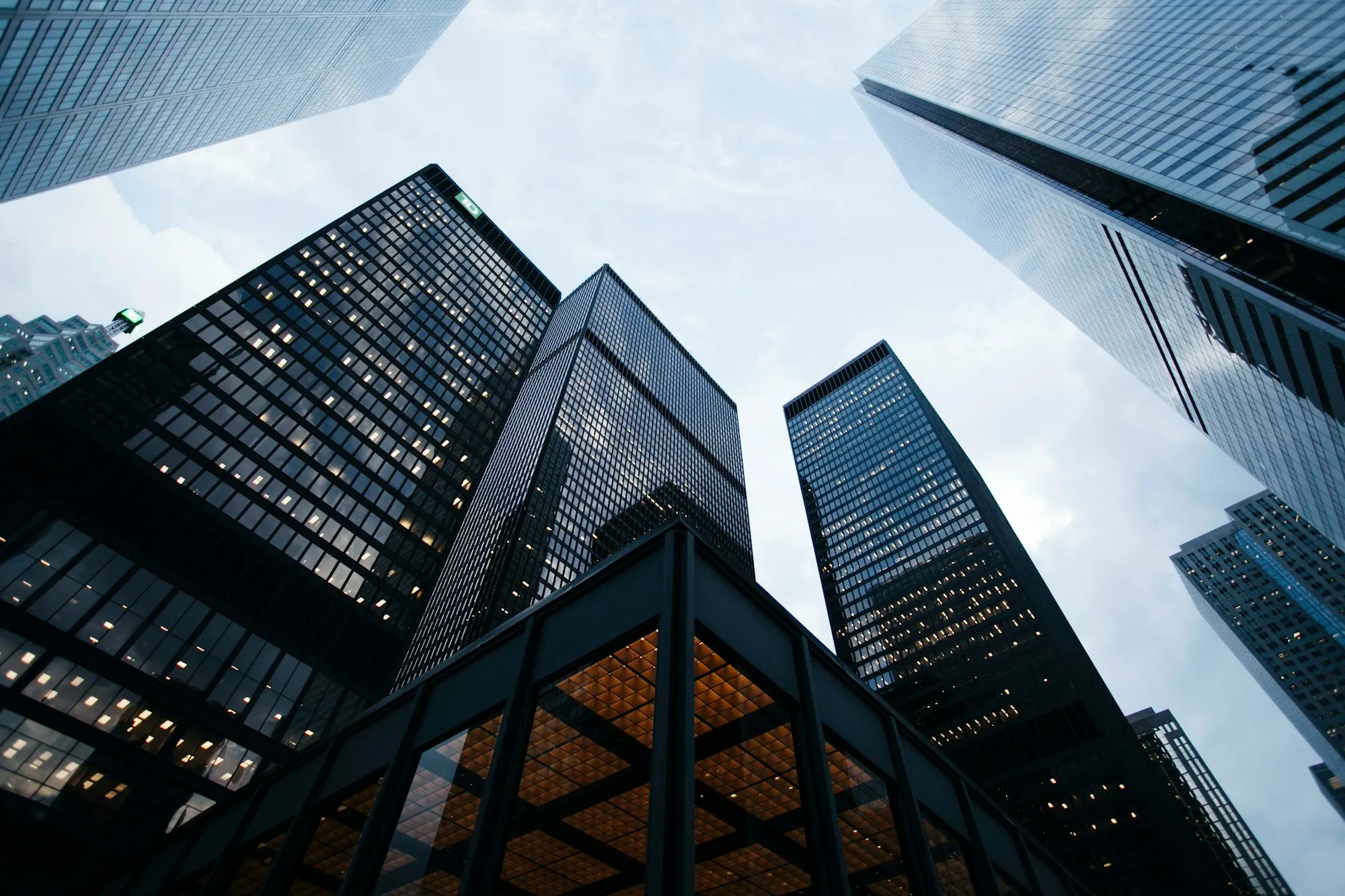 Arquitetura de vidro e concreto de um edifício corporativo