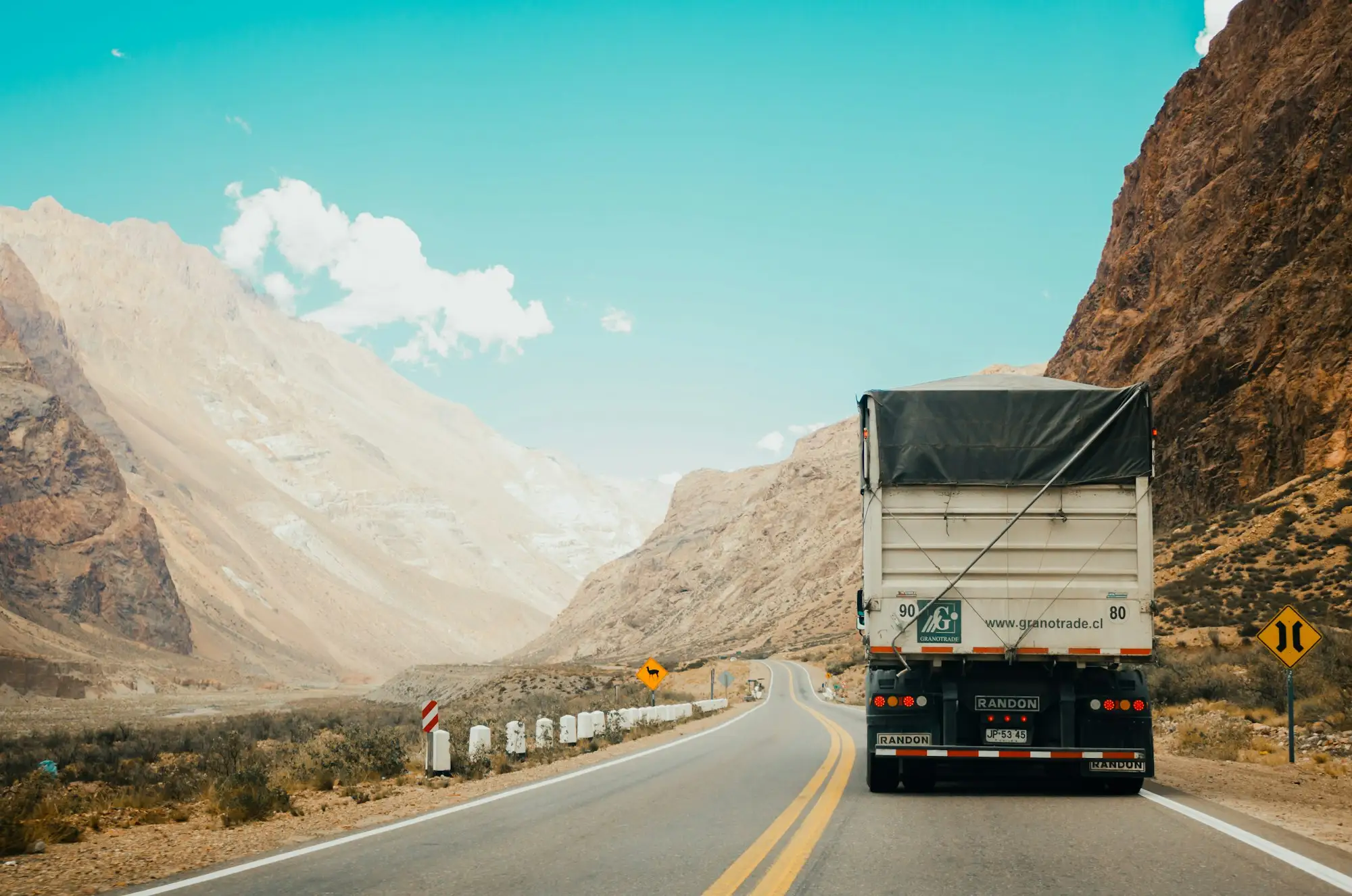 Pátio logístico com contêineres e estrutura de transporte ao amanhecer